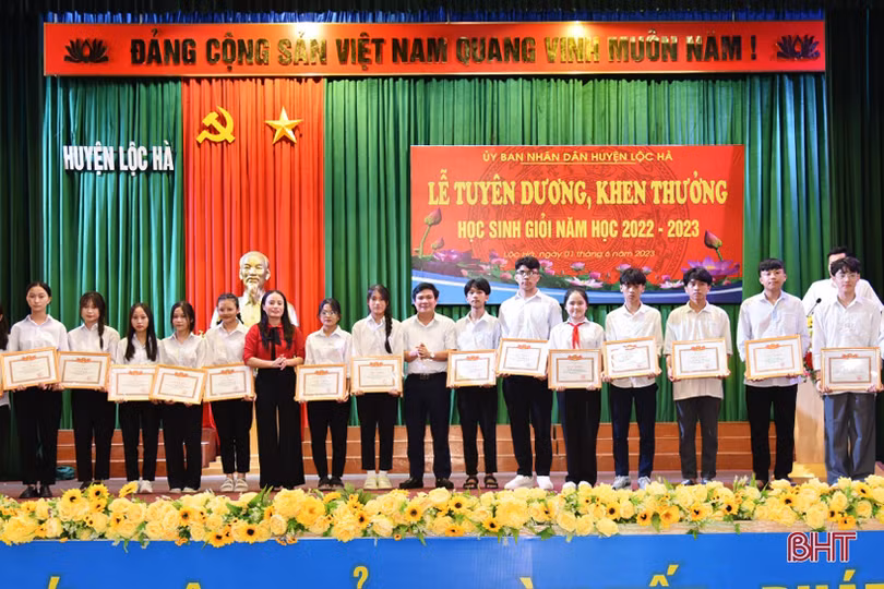Lộc Hà tuyên dương các tập thể, giáo viên, học sinh giỏi năm học 2022 - 2023