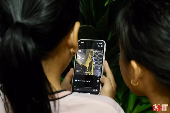 Làm gì khi trẻ mê hát nhạc người lớn?