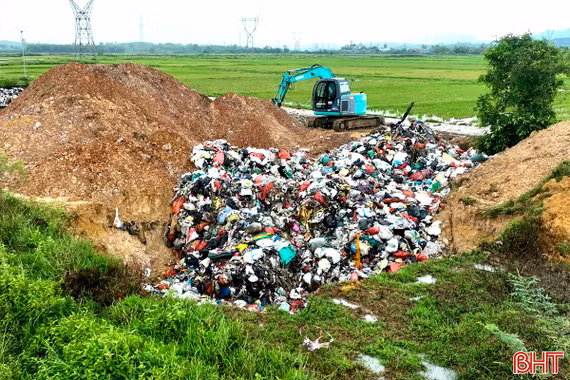 Làm rõ dấu hiệu chôn rác trái quy định tại xã Thạch Xuân