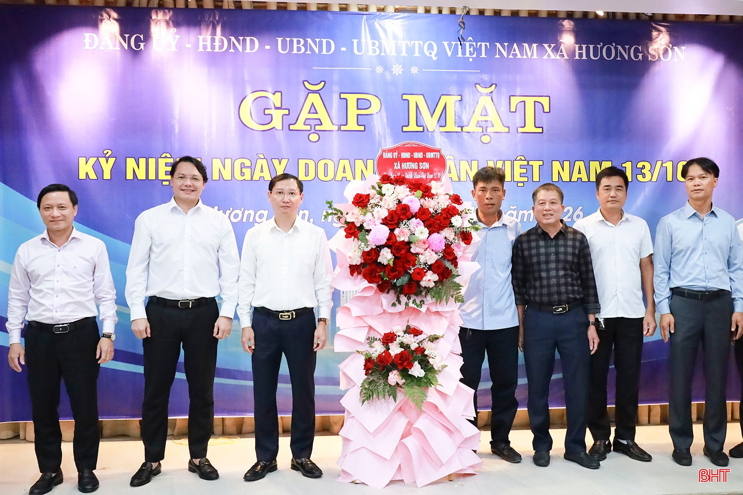 Các đồng chí lãnh đạo xã tặng hoa chúc mừng cho đại diện Hội Doanh nghiệp xã Hương Sơn.