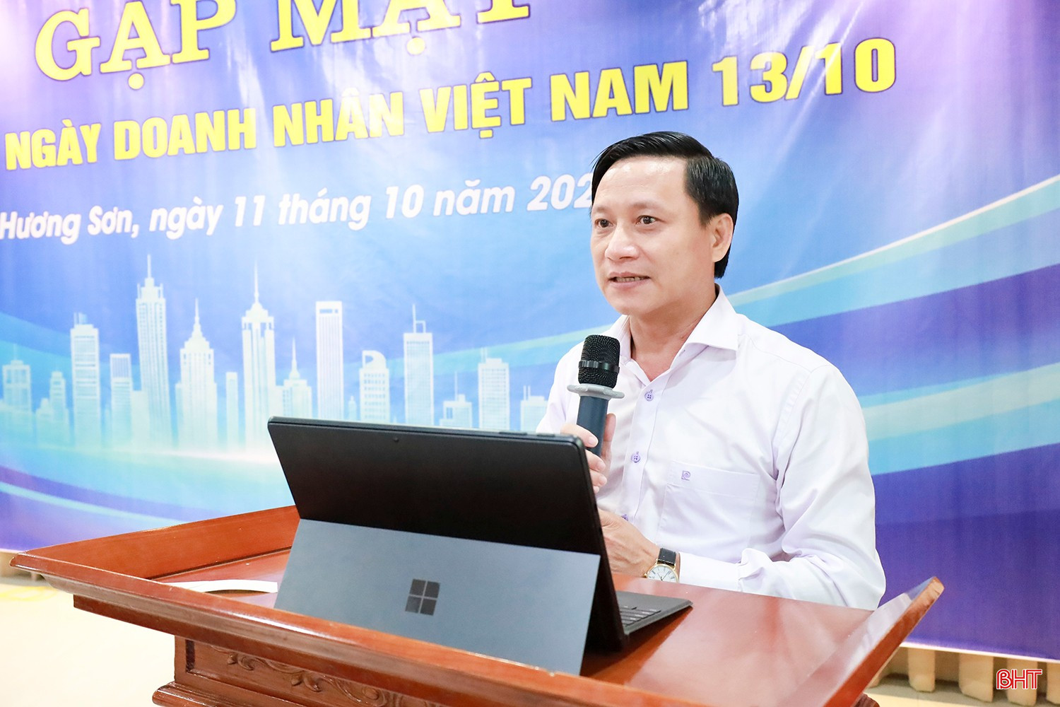 Chủ tịch UBND xã Hương Sơn Hồ Thái Sơn phát biểu tại buổi gặp mặt.