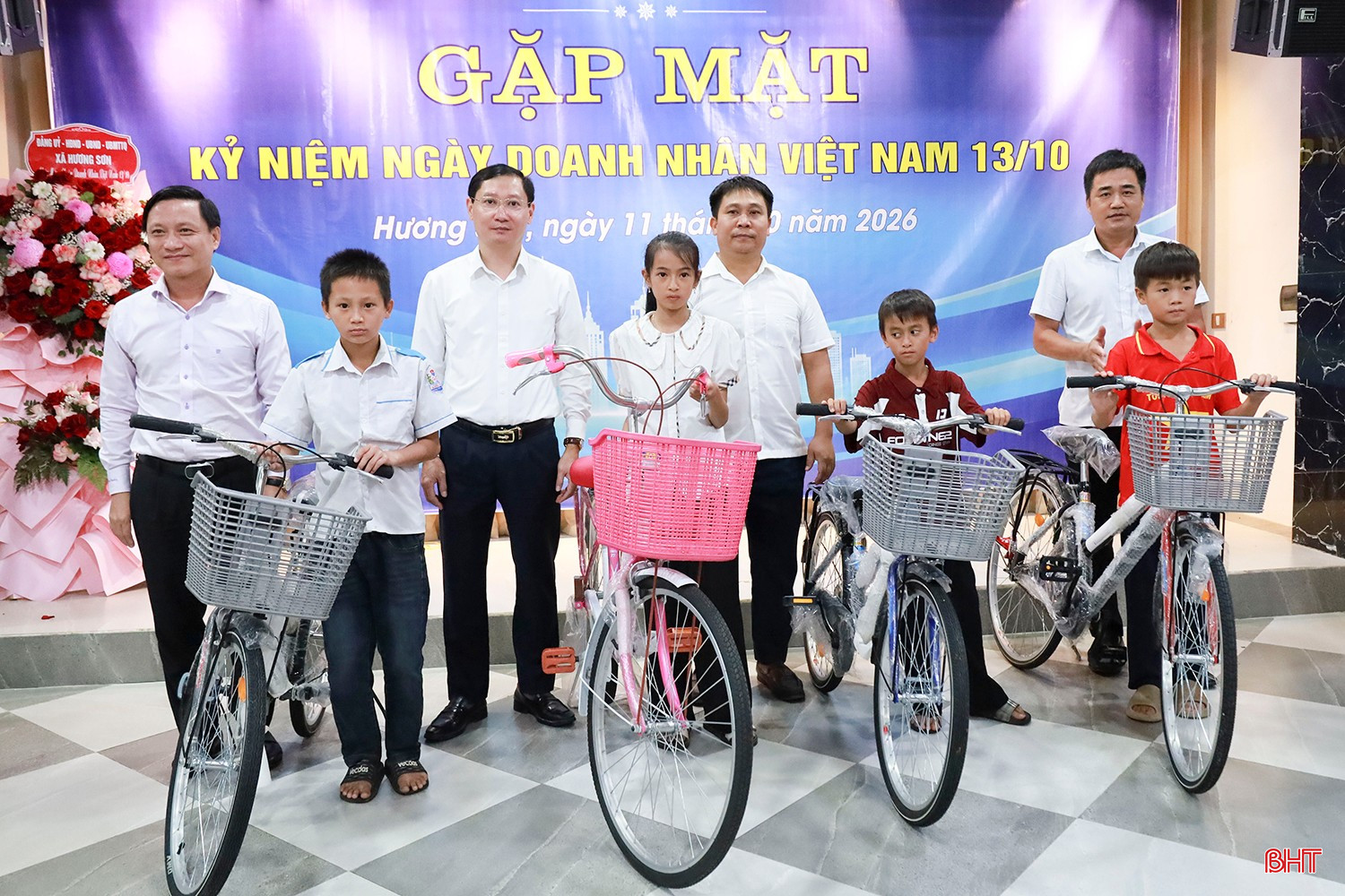 Các đại biểu trao tặng 4 chiếc xe đạp cho 4 học sinh có hoàn cảnh khó khăn.
