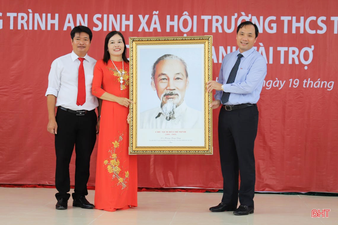 Bí thư Tỉnh ủy dự lễ bàn giao các công trình do Agribank Hà Tĩnh tài trợ cho trường học ở Hương Sơn