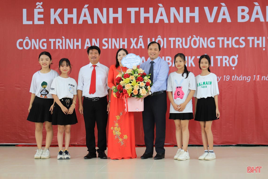 Bí thư Tỉnh ủy dự lễ bàn giao các công trình do Agribank Hà Tĩnh tài trợ cho trường học ở Hương Sơn