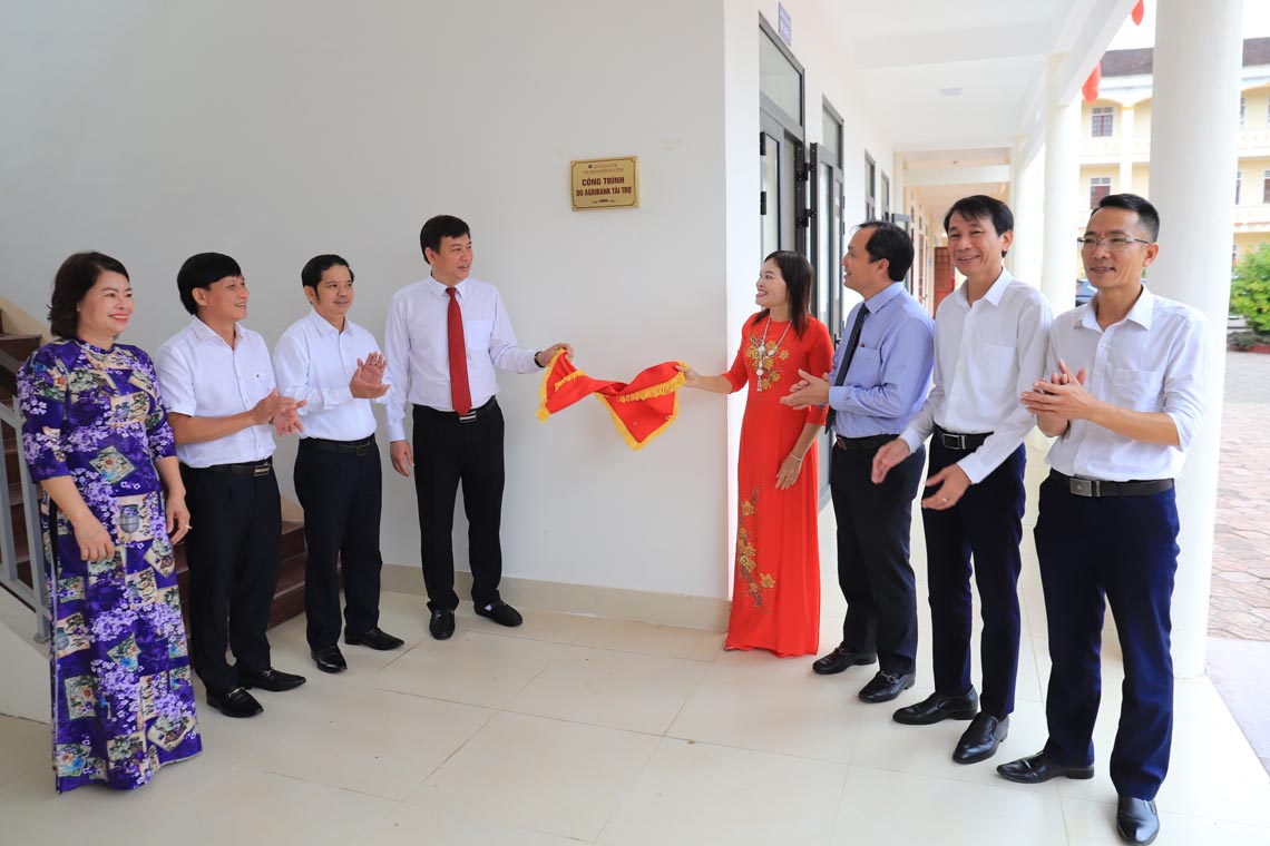 Bí thư Tỉnh ủy dự lễ bàn giao các công trình do Agribank Hà Tĩnh tài trợ cho trường học ở Hương Sơn