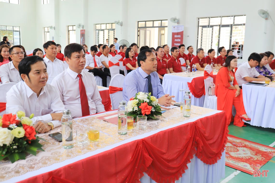 Bí thư Tỉnh ủy dự lễ bàn giao các công trình do Agribank Hà Tĩnh tài trợ cho trường học ở Hương Sơn