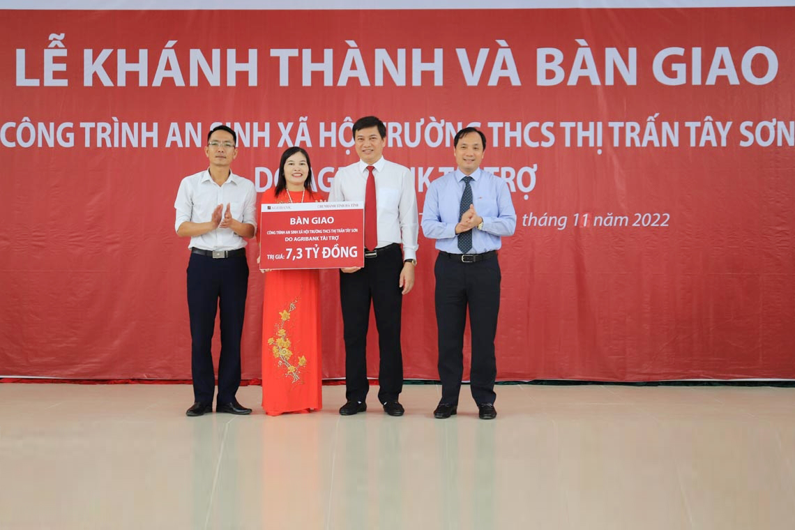 Bí thư Tỉnh ủy dự lễ bàn giao các công trình do Agribank Hà Tĩnh tài trợ cho trường học ở Hương Sơn