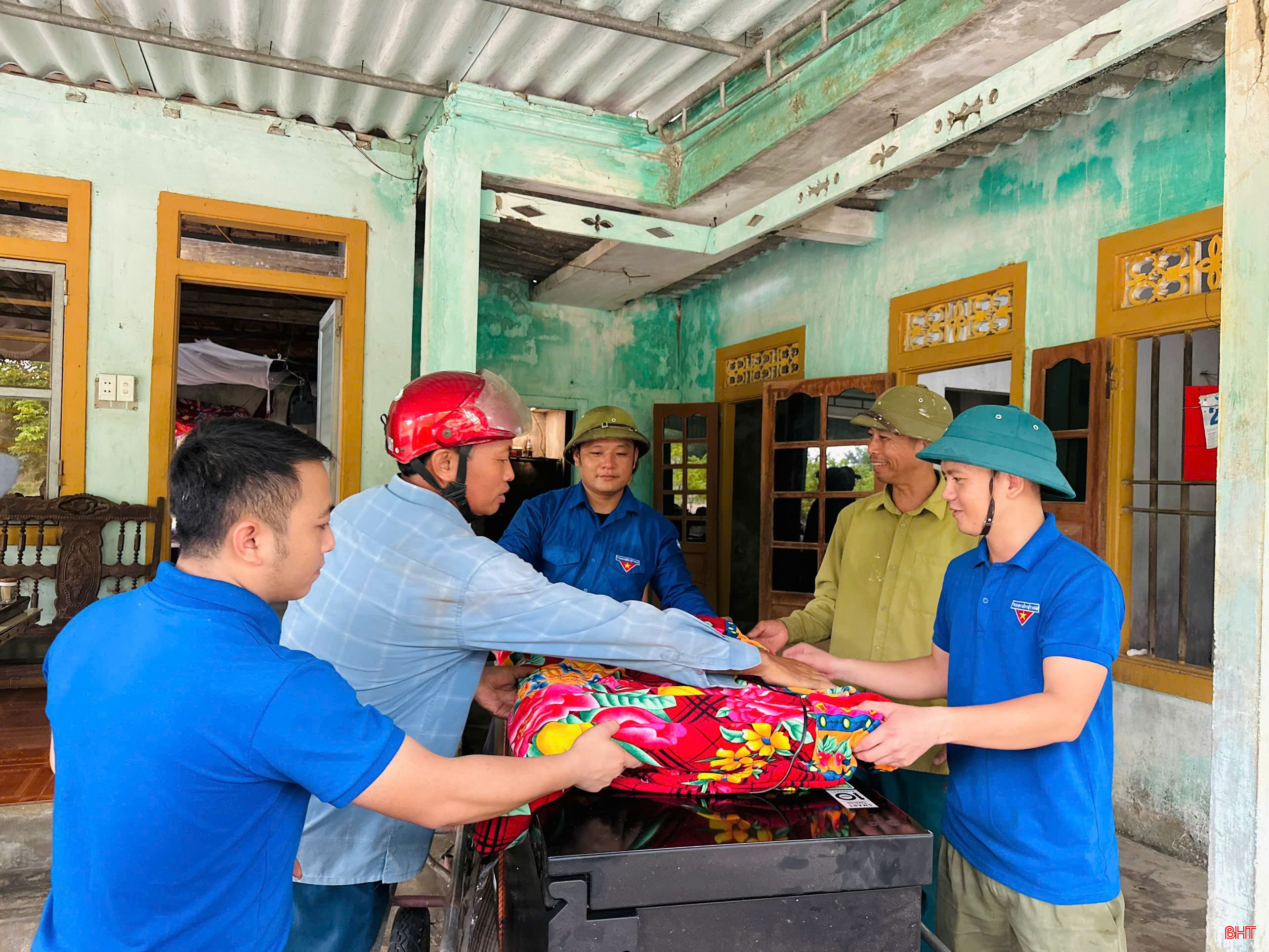 Theo phương án, địa điểm sơ tán tập trung được bố trí tại các trường học, trạm y tế; một số người dân sẽ được bố trí tại các nhà kiên cố trong thôn. Tại các điểm sơ tán tập trung, công an xã đã bố trí cán bộ trực nhằm đảm an ninh trật tự, tuần tra để bảo vệ tài sản cho Nhân dân; các lực lượng cũng được bố trí để đảm bảo công tác hậu cần, y tế nhằm hỗ trợ người dân khi cần thiết.