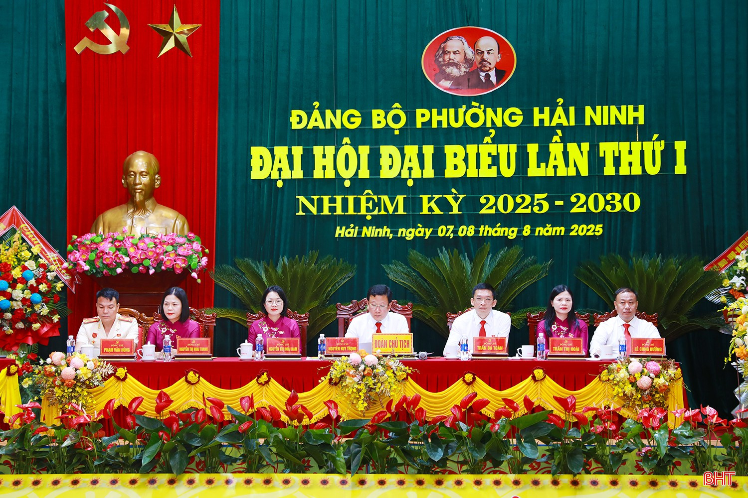 Đoàn chủ tịch điều hành đại hội.