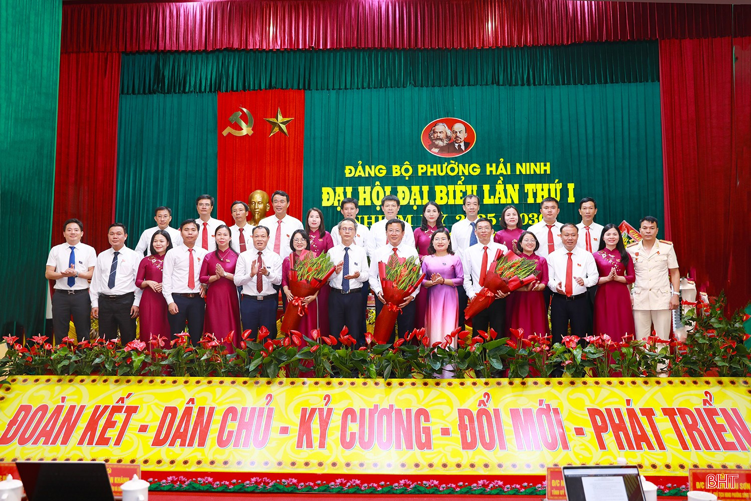 Lãnh đạo các ban, ngành cấp tỉnh tặng hoa chúc mừng BCH Đảng bộ phường Hải Ninh khóa thứ nhất, nhiệm kỳ 2025 - 2030.