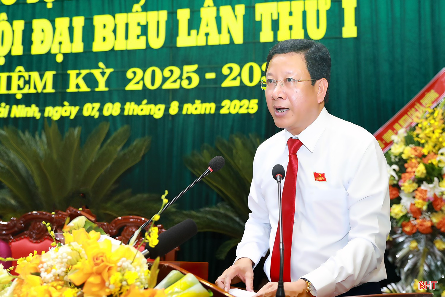 Bí thư Đảng ủy phường Hải Ninh Nguyễn Huy Trọng thông qua dự thảo báo cáo chính trị.