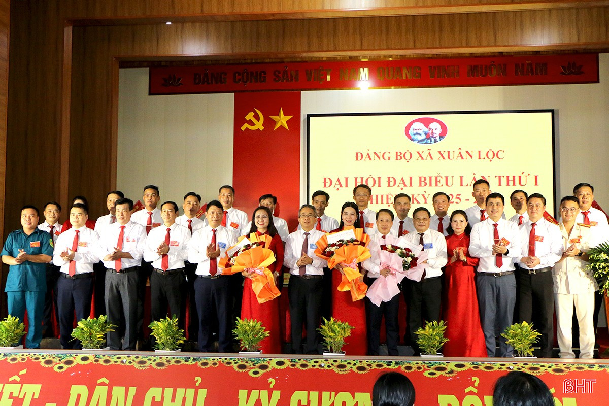 Lãnh đạo tỉnh và các ban, ngành chúc mừng BCH Đảng bộ xã Xuân Lộc nhiệm kỳ 2025 - 2030.