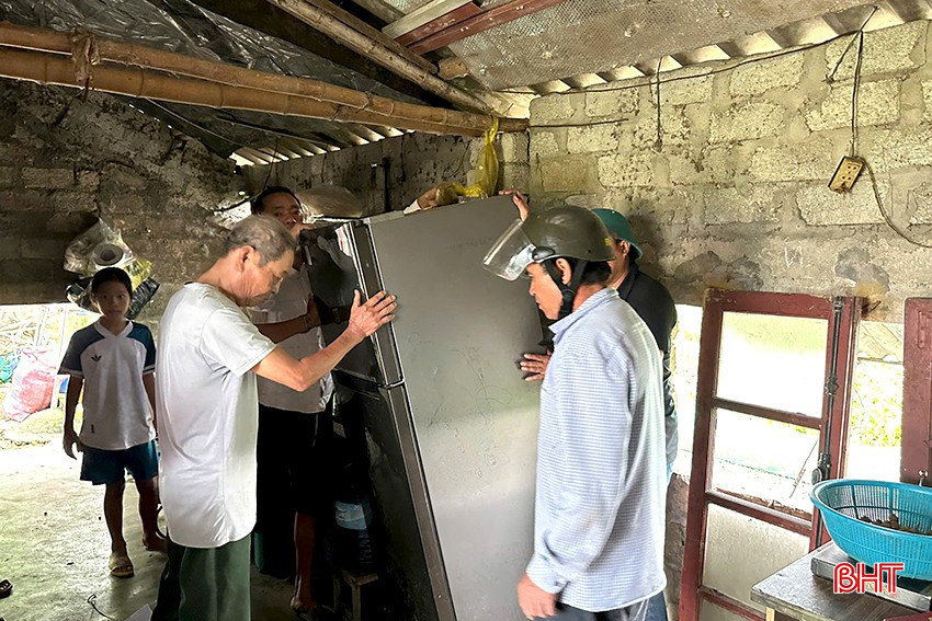 Giúp dân di chuyển đồ đạc và các tài sản có giá trị đến nơi an toàn.