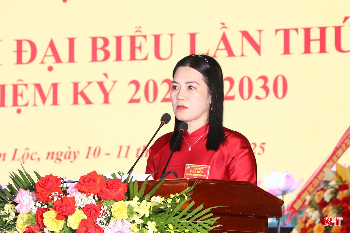 Đồng chí Bùi Thị Kiều Nhi - Bí thư Đảng uỷ xã Xuân Lộc trình bày dự thảo báo cáo chính trị.