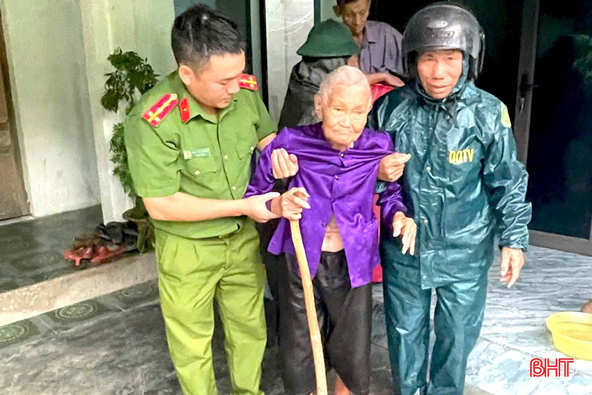Tập trung ứng phó với bão số 5, từ chiều 24/8, UBND xã Thạch Khê thực hiện lệnh sơ tán 223 hộ dân với 656 nhân khẩu thuộc vùng ven biển, vùng gần cửa sông, vị trí xung yếu.