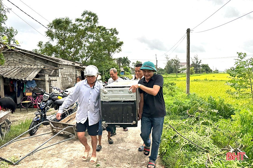 UBND xã đã huy động lực lượng công an, quân sự xã phối hợp với Đồn Biên phòng Cửa Sót tổ chức vận động, hỗ trợ người dân di dời, kê gác đồ đạc và hướng dẫn người dân đến nơi tránh trú theo phương án được phê duyệt trước đó.