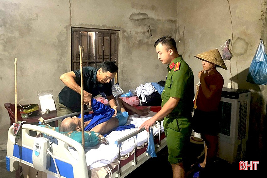 Lực lượng ưu tiên sơ tán người già, người ốm đau bệnh tật và trẻ nhỏ đến nơi an toàn trước.