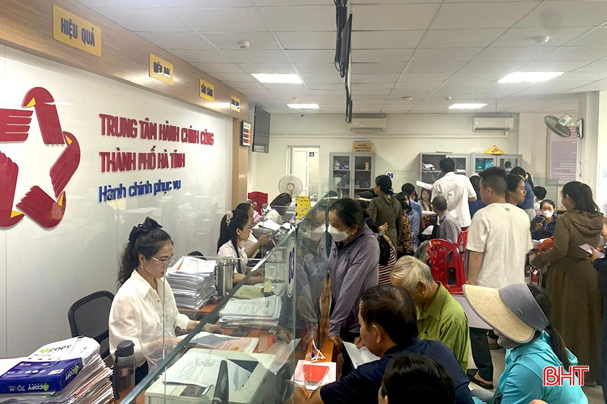 Nhiều ngày qua, Trung tâm Hành chính công TP Hà Tĩnh luôn trong tình trạng quá tải vì lượng hồ sơ quá lớn.