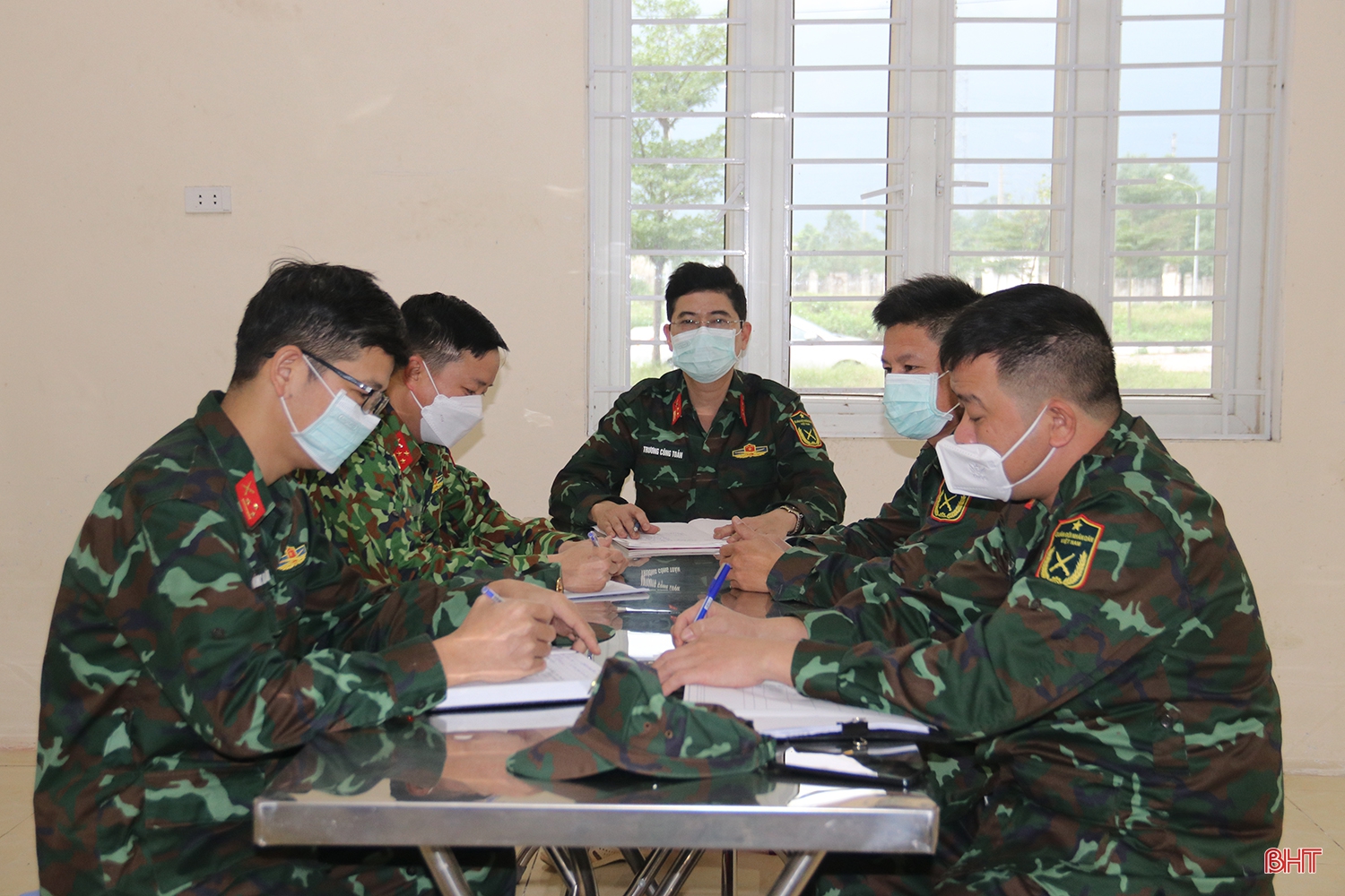 Những người lính “đánh giặc” COVID-19