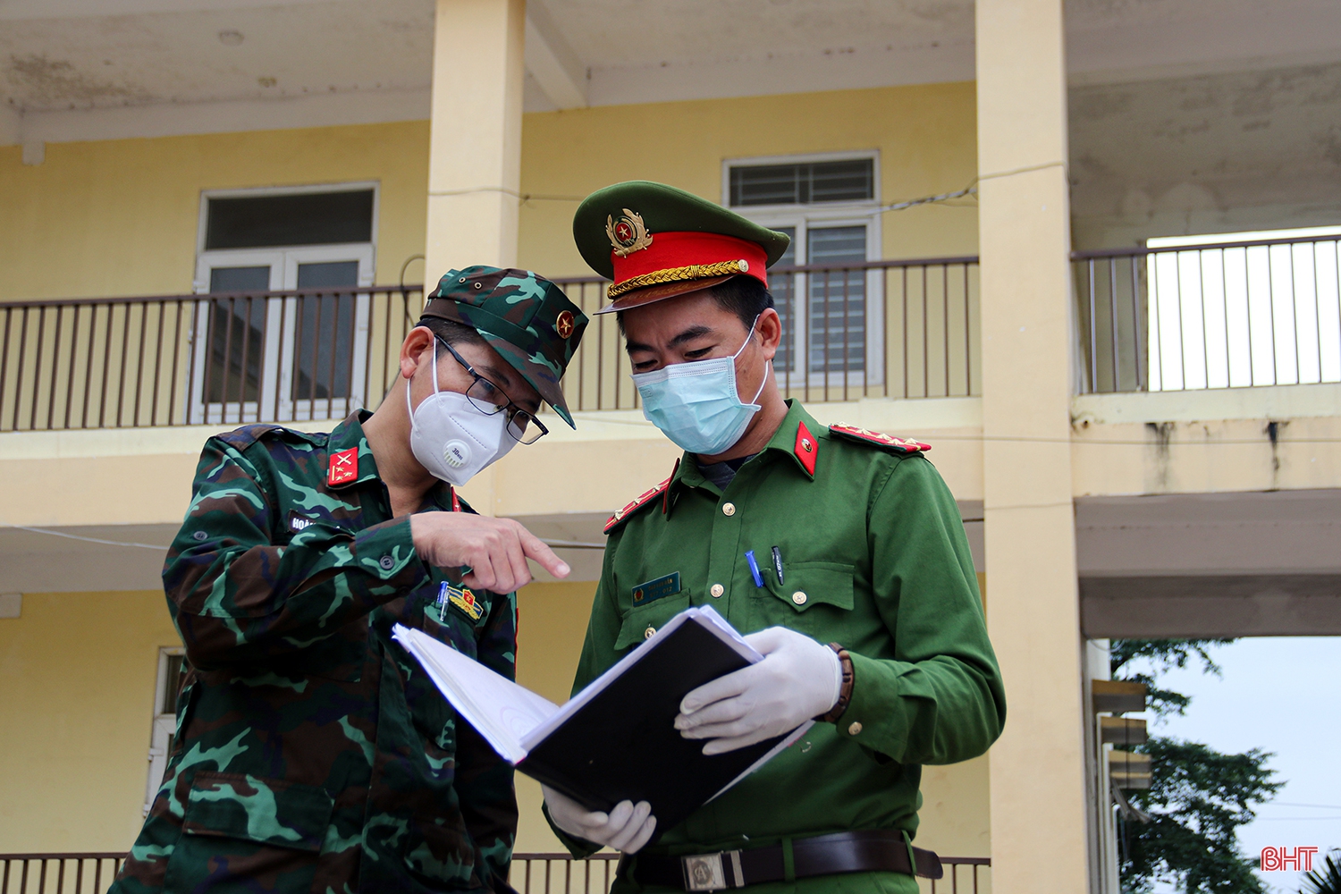 Những người lính “đánh giặc” COVID-19