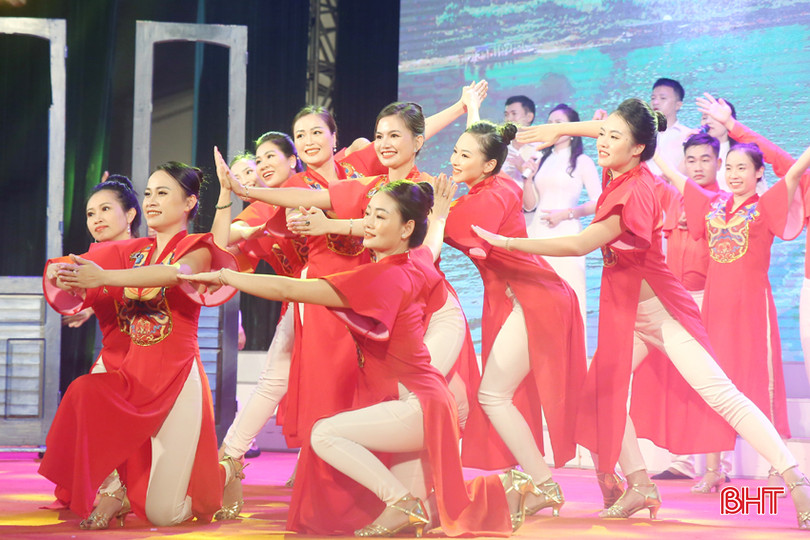 Đội văn nghệ của huyện Thạch Hà đã giành giải nhất Liên hoan "Tiếng hát giáo viên ngành GD&amp;ĐT năm 2020" của tỉnh Hà Tĩnh. Ảnh tư liệu.