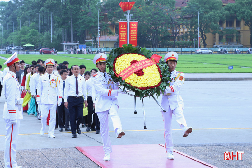 Trang nghiêm lễ dâng hương, báo công với Bác Hồ ở Quảng trường Ba Đình.