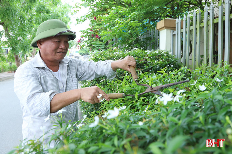 Ông Trần Đình Cảnh (thôn Trung Hải - xã Thiên Lộc) tích cực tham gia đợt thi đua cao điểm xây dựng nông thôn mới do MTTQ và các đoàn thể phát động.