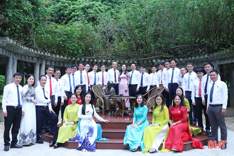 Các điển hình tập thể, cá nhân trong phong trào học và làm theo Bác của Đảng ủy Khối CCQ&amp;DN tỉnh Hà Tĩnh chụp ảnh lưu niệm bên tượng Bác Hồ đang làm việc trong khuôn viên Phủ Chủ tịch.