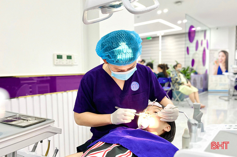 Bác sỹ Bùi Văn Công (Nha khoa Mai Hùng Group) kiểm tra và đeo khí cụ Face mask cho bệnh nhân.