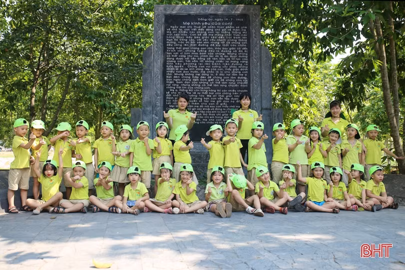 200 học sinh Mầm non Trí Đức về tri ân Ngã ba Đồng Lộc
