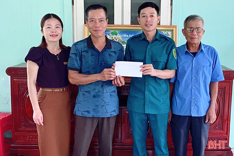Lực lượng dân quân xã Cẩm Quan, huyện Cẩm Xuyên tổ chức dâng hương, báo công và tặng quà thân nhân gia đình liệt sĩ Phan Đình Giót.