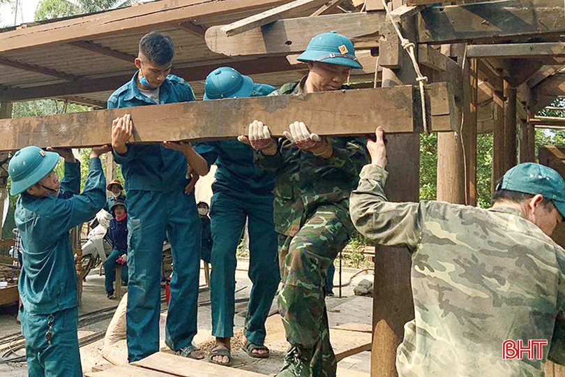 Lực lượng dân quân xã Phú Gia (Hương Khê) hỗ trợ nhân lực giúp gia đình thân nhân liệt sĩ tháo dỡ nhà cũ, chuẩn bị khởi công xây dựng nhà tình nghĩa do Bộ CHQS tỉnh hỗ trợ.
