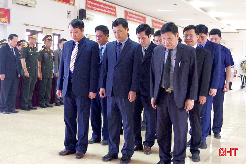 Đoàn công tác tỉnh Hà Tĩnh dâng hương, tưởng niệm các liệt sĩ.