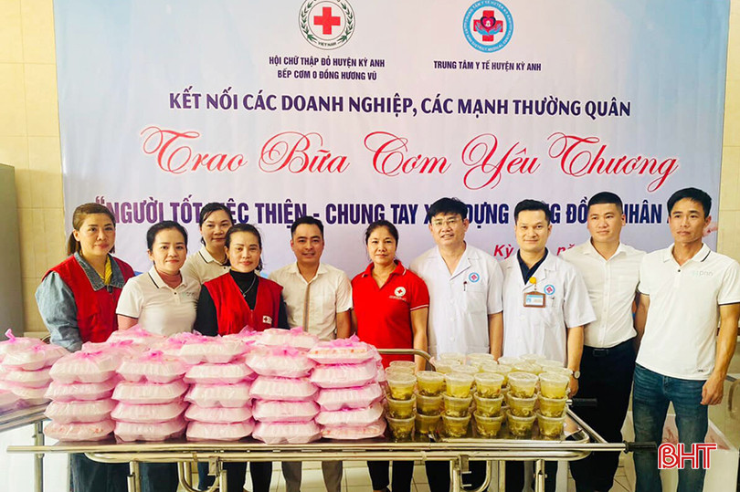 Bếp cơm của chị Hương kết nối với các doanh nghiệp, trao cho người bệnh tại Trung tâm Y tế huyện Kỳ Anh.