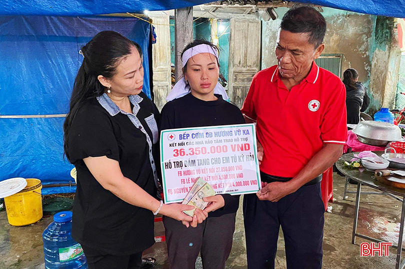 Chị Hương trao hơn 36 triệu đồng được kết nối từ các nhà hảo tâm tới gia đình một trường hợp đặc biệt khó khăn ở xã Kỳ Hải, huyện Kỳ Anh.
