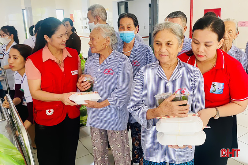 Chủ tịch Hội Chữ thập đỏ huyện Kỳ Anh (áo đỏ, bên trái) cùng tham gia trao bữa cơm cho bệnh nhân.