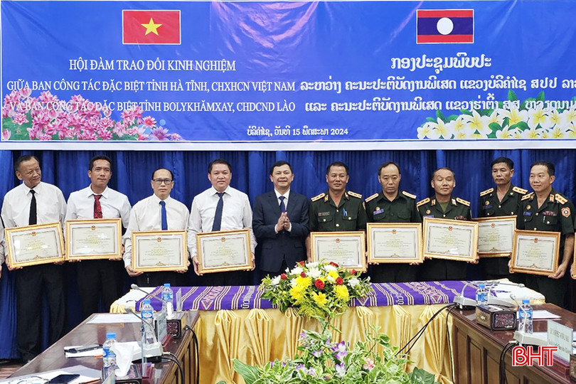 Phó Chủ tịch UBND tỉnh Lê Ngọc Châu trao bằng khen của UBND tỉnh cho các tập thể và cá nhân thuộc tỉnh Bolikhămxay đã có thành tích trong công tác quy tập liệt sỹ mùa khô 2023 -2024.