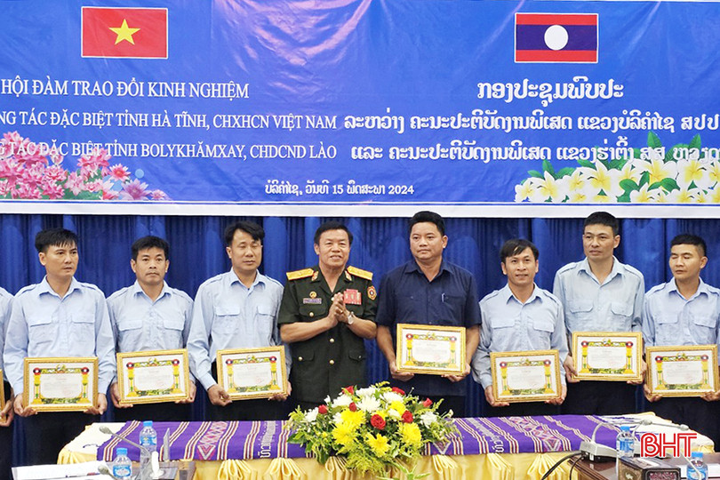 Thiếu tướng Chuông Chăn Lạt Xả Vông trao bằng khen cho các cá nhân Đội Quy tập tỉnh Hà Tĩnh đã có nhiều thành tích trong phối hợp tìm kiếm cát bốc hài cốt liệt sỹ mùa khô 2023 - 2024.
