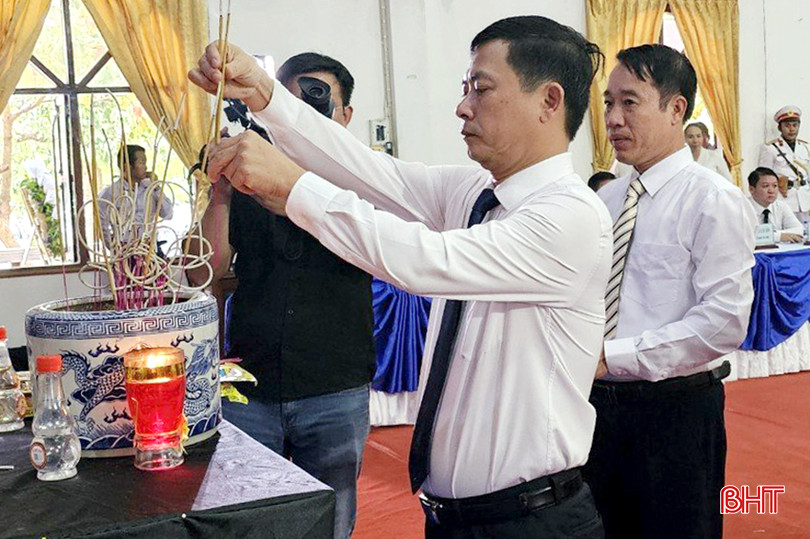Đồng chí Lê Ngọc Châu - Phó Chủ tịch UBND tỉnh Hà Tĩnh cùng đoàn công tác dâng hương...