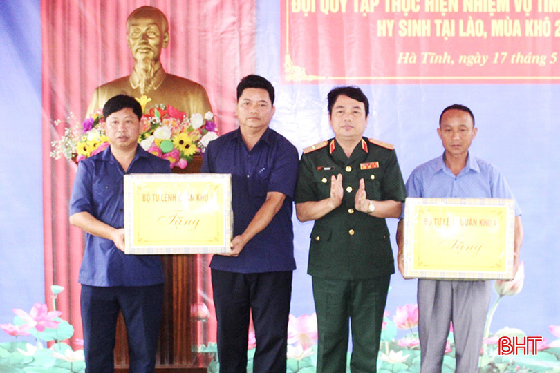 Tại buổi lễ, Thiếu tướng Phan Văn Sỹ - Phó Chủ nhiệm Chính trị Quân khu 4 tặng quà cho Đội Quy tập hài cốt liệt sĩ và Ban Quản lý Nghĩa trang Liệt sĩ Nầm.