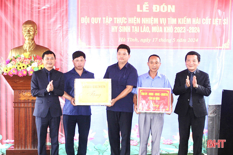 Ban Chỉ đạo 515 tỉnh Hà Tĩnh tặng quà cho Đội Quy tập hài cốt liệt sĩ và Ban Quản lý Nghĩa trang Liệt sĩ Nầm.