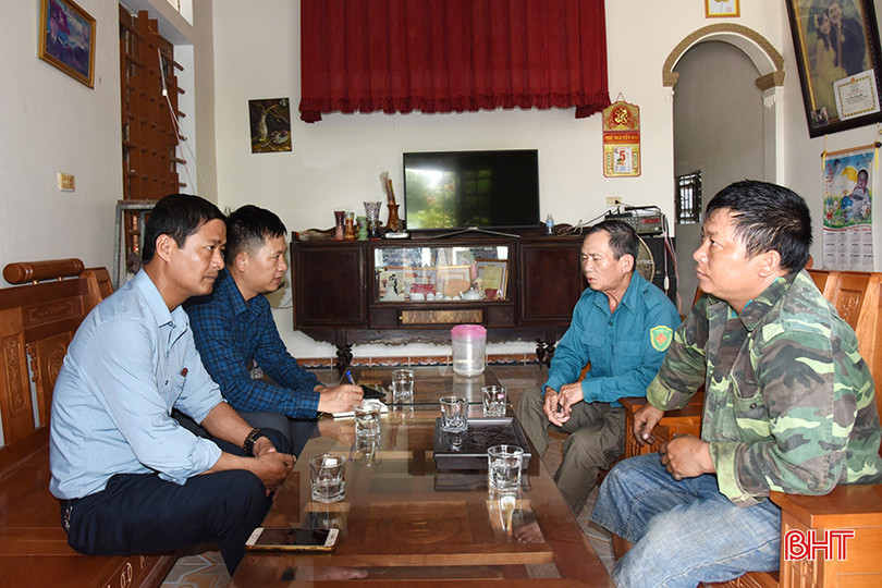 Lãnh đạo xã Thạch Đài cùng cán bộ thôn Kỳ Sơn và thôn Thống Nhất trao đổi về khó khăn hiện tại trong thu hoạch lúa vụ xuân.