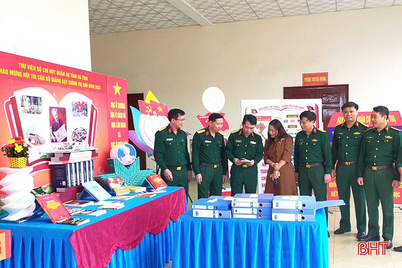 Thiếu tướng Phan Văn Sỹ - Phó Chủ nhiệm Chính trị Quân khu cùng các đại biểu tham quan trưng bày, giới thiệu sách, báo tại Thư viện Bộ CHQS tỉnh.