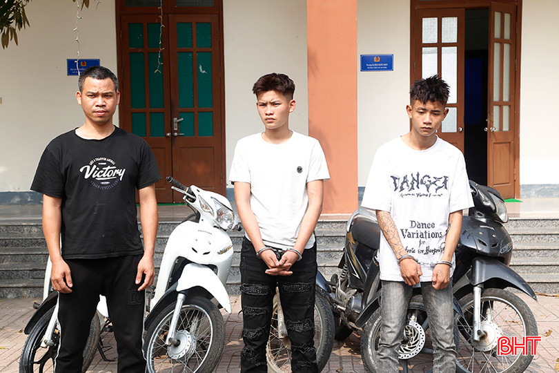 Các đối tượng: Bảo, Châu, Nam (từ phải sang trái).