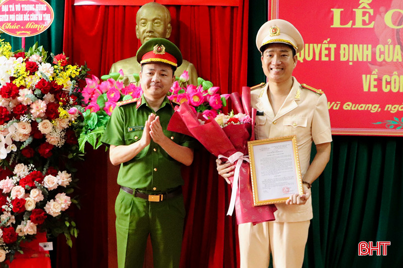 Đại tá Phạm Thanh Phương - Phó Giám đốc Công an tỉnh trao quyết định cho Trưởng Công an huyện Vũ Quang cho Trung tá Trần Quang Đạt.