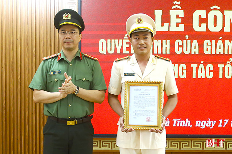 Đại tá Nguyễn Hồng Phong - Giám đốc Công an tỉnh trao quyết định cho Trung tá Đặng Văn Đức.