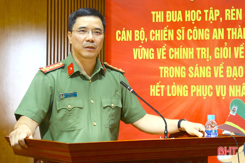 Đại tá Nguyễn Hồng Phong - Giám đốc Công an tỉnh phát biểu tại buổi lễ.