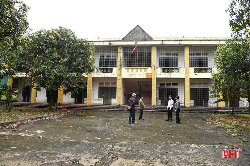 Trước đây, tòa nhà này là nơi sinh hoạt của học viên cai nghiện, nhưng nay do xuống cấp nghiêm trọng nên... đành bỏ không.