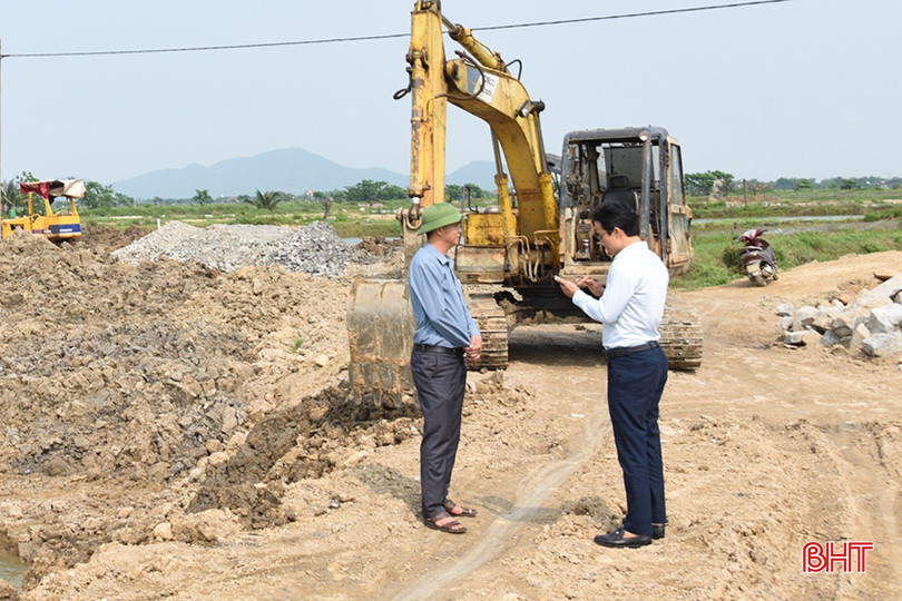 Phó Chủ tịch UBND xã Kỳ Thư Nguyễn Duy Thành trao đổi với phóng viên về tiến độ dự án.