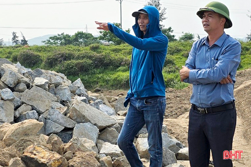 Anh Võ Xuân Việt (bìa trái) còn 5 hồ chưa xuống giống do dự án chưa hoàn thành.